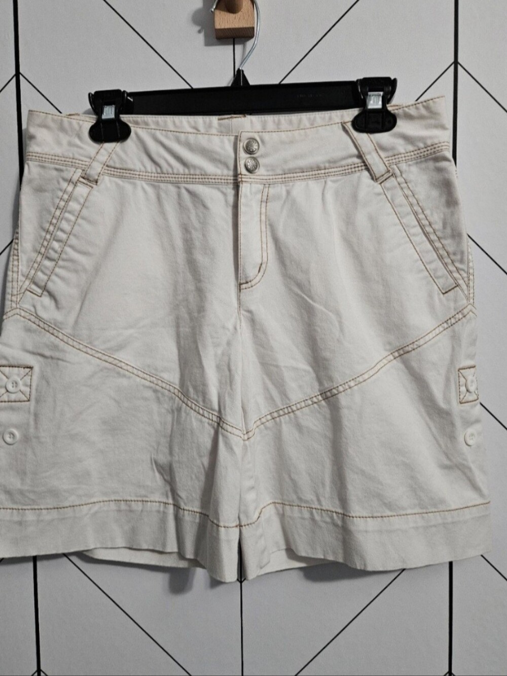 Athleta White Roll Tab Adjustable Length Shorts with Contrast Stitching, Size 8